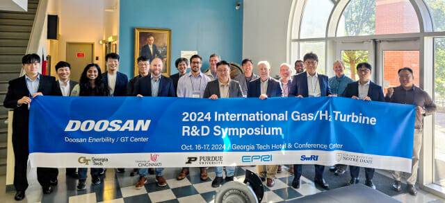 16일 미국 조지아 공과대학교에서 진행된 ‘수소터빈 국제공동 연구개발(R&D) 심포지엄’에서 참석자들이 기념촬영을 하고 있다. (사진=두산에너빌리티)