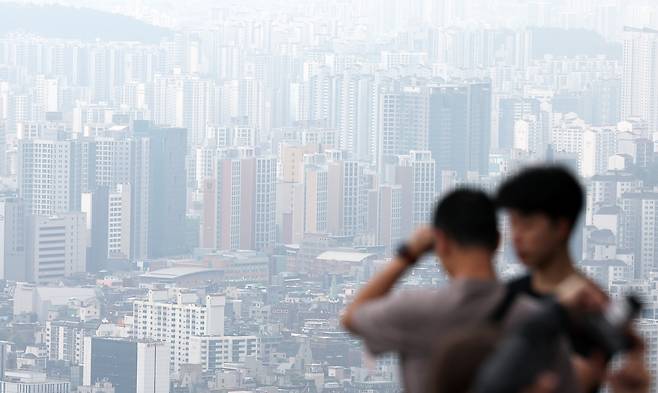 15일 오후 서울 남산에서 바라본 도심에 아파트 단지들이 보이고 있다./뉴스1