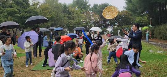 계룡시 최초로 시민참여단을 구성해 시민 주도로 기획부터 실행까지 참여한 이색 소통행사인 '같이 한 걸음, 계룡시 소통마켓' 행사가 우중에도 불구하고 많은 시민들의 참여 속에 성황리에 개최됐다. 사진은 이응우 계룡시장이 버블아트를 연출하며 시민들과 즐거운 소통의 시간을 보내고 있다. 정종만 기자
