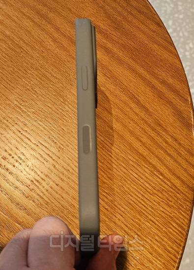 애플 '아이폰 16 프로' 우측 하단에 새롭게 생긴 카메라 전용 버튼.