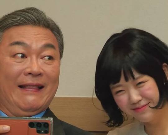 뉴진스 하니를 연기한 지예은(오른쪽)과 한화오션 사장을 연기한 배우 김의성.<SNL코리아 방송화면 캡처>