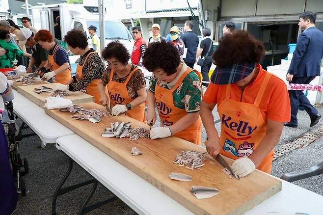 지난 8월29일 부산 강서구 명지시장에서 열린 \'명지시장 전어축제\'에서 상인들이 전어를 손질하고 있다. 강서구청 제공