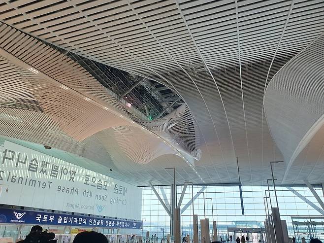 출국장 천장의 ‘더 이터널 스카이’가 천천히 움직이고 있다. 최종훈 기자