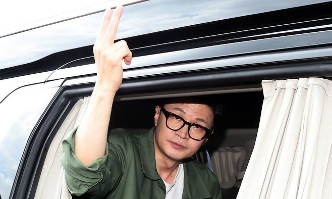 한동훈 국민의힘 대표가 18일 오전 전남 곡성군 곡성기차마을전통시장에서 상인들에게 낙선 인사를 하고 있다. 연합뉴스