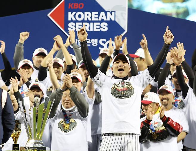 13일 서울 잠실야구장에서 열린 2023 KBO 프로야구 포스트시즌 LG트윈스와 kt위즈의 한국시리즈 5차전 경기에서 LG트윈스가 6-2로 승리, 시리즈 전적 4승 1패로 통합우승을 차지했다. 시상식에서 한국시리즈 MVP로 선정된 오지환이 환호하고 있다. 잠실=김민규 기자 mgkim1@edaily.co.kr /2023.11.13/