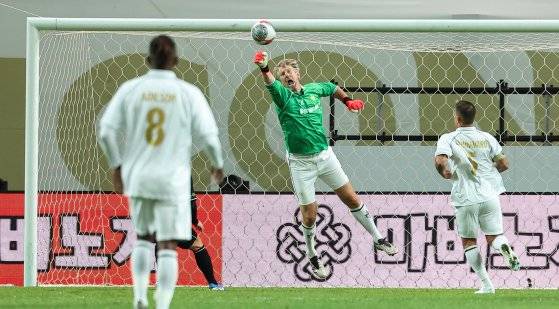 몸을 날려 슈팅을 막는 판데르 사르(가운데). 뉴스1