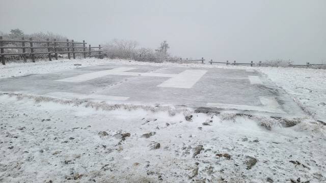 ▲ 설악산 중청대피소 첫눈. 설악산국립공원 제공