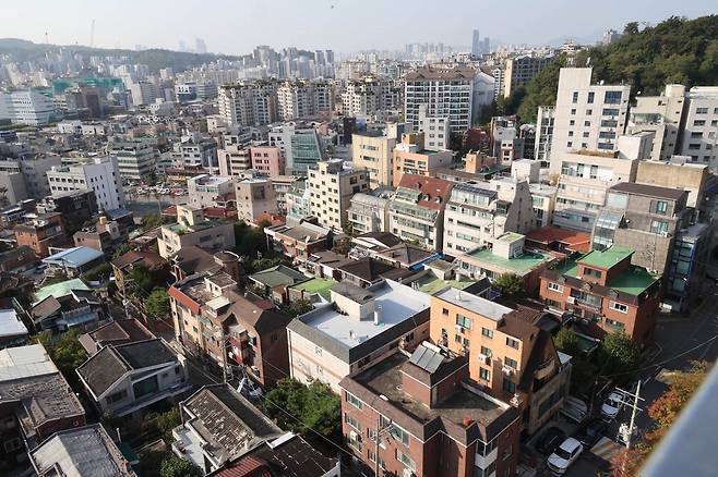 방배7구역 주택재건축정비사업조합이 지난 8일 시공사 선정을 위해 세 번째 입찰 공고를 낸 서울 서초구 방배7구역 전경.  이충우 기자