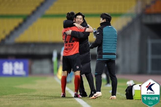 이상헌을 안아주고 있는 윤정환 감독. 사진=한국프로축구연맹