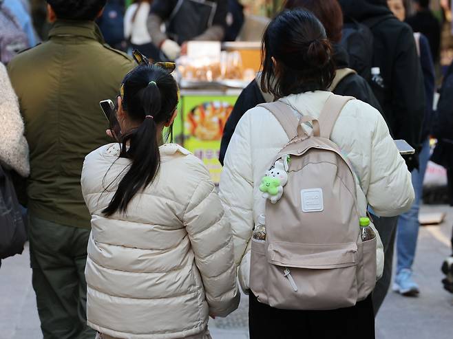 올가을 들어 가장 쌀쌀한 날씨를 보인 20일 오후 서울 명동거리에서 두꺼운 옷차림을 한 시민들이 길을 걷고 있다. [연합]