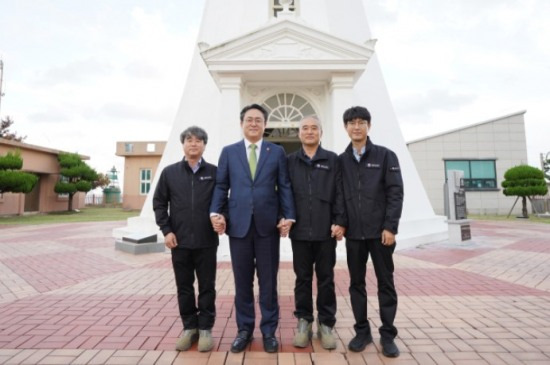 강도형 해양수산부 장관(왼쪽 두 번째)이 17일 경북 포항시 호미곶등대에서 관계자들과 기념 촬영하고 있다. (해양수산부 제공