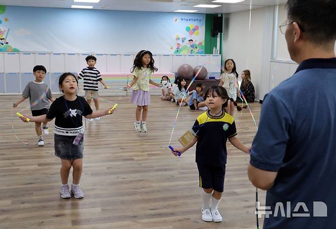 [부산=뉴시스] 하경민 기자 = 지난달 12일 부산 강서구 명지늘봄전용학교에서 초등생들이 줄넘기 수업을 받고 있는 모습. 2024.10.20. yulnetphoto@newsis.com