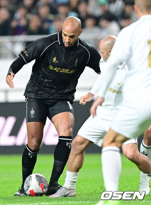 [OSEN=서울월드컵경기장, 김성락 기자] 20일 오후 서울월드컵경기장에서 ‘2024 넥슨 아이콘매치(이하 ‘아이콘 매치’)’ 본 경기가 진행됐다.19일과 20일 양일간 서울월드컵경기장에서 열리는 아이콘 매치는 넥슨 축구 게임&nbsp;'FC&nbsp;온라인'과&nbsp;'FC&nbsp;모바일'에서 은퇴한 전설적인 선수들로 구성된 '아이콘 클래스'에 속한 은퇴 선수들이 한국 경기장에 모이는 이색 경기다. 공격수로만 구성된&nbsp;'FC&nbsp;스피어' 팀과 수비수로만 구성된 '실드 유나이티드' 팀이 '창과 방패'를 콘셉트로 대결을 펼쳐 공격수와 수비수 중 어느 포지션이 더 훌륭한지 판가름한다.전반 스피어팀 티에리 앙리 감독이 드리블을 하고 있다. 2024.10.20 / ksl0919@osen.co.kr