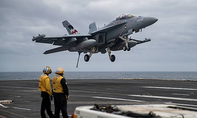 미 해군 EA-18G 전자전기가 핵항모 니미츠호 갑판에 접근하고 있다. 미 해군 제공