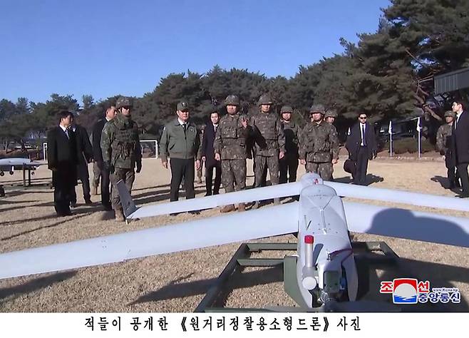 북한이 평양에서 한국군에서 운용하는 드론과 동일 기종의 무인기 잔해를 발견했다고 주장하며 관련 사진을 공개했다. 북한 국방성 대변인은 19일 조선중앙통신을 통해 "한국군부깡패들의 중대주권침해도발사건이 결정적 물증의 확보와 그에 대한 객관적이며 과학적인 수사를 통해 명백히 확증되였다"고 발표했다.   평양 조선중앙통신=연합뉴스