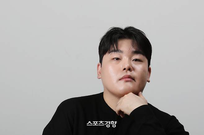 MBC 드라마 ‘백설공주에게 죽음을-Black Out’에 신민수 역으로 출연한 배우 이우제가 경향신문에서 ‘스포츠경향’과 인터뷰 중 포즈를 취하고 있다. 사진 강윤중 기자