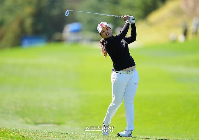 최혜진이 20일 경기도 파주 서원밸리CC 서원힐스 코스에서 열린 LPGA 투어 BMW 레이디스 챔피언십 최종라운드 8번홀에서 어프로치샷을 하고 있다. ｜BMW 코리아 제공