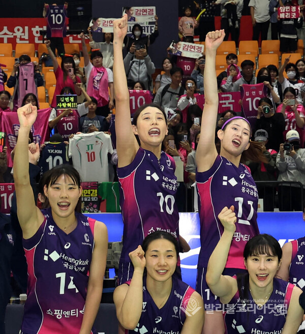 흥국생명 승리, 팬들과 함께 인증샷 하는 김연경-김수지-정윤주.