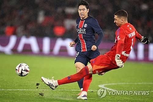 PSG가 20일(한국시간) 프랑스 파리에 있는 파르크 데 프랭스에서 열린 스트라스부르와의 2024-2025시즌 리그1 8라운드 홈 경기에서 4-2 완승을 거뒀다.&nbsp;  이강인이 교체 출전해 4호 골을 터뜨린 가운데, PSG는 개막 후 8경기 무패 행진을 달리며 리그 선두(6승 2무·승점 20·골 득실 +17)를 달렸다. 연합뉴스