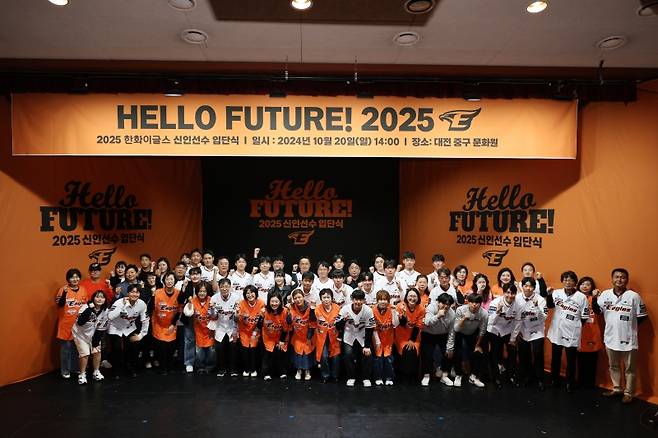 한화 이글스는 20일 오후 2시 대전 중구문화원에서 신인선수 입단식인 'HELLO FUTRURE! 2025'를 개최했다. 내년 시즌부터 한화 이글스 소속으로 그라운드를 누빌 13명의 선수들은 이날 자신들의 가족, 학교 후배들의 축하 속에 입단식을 치렀다. 한화 이글스