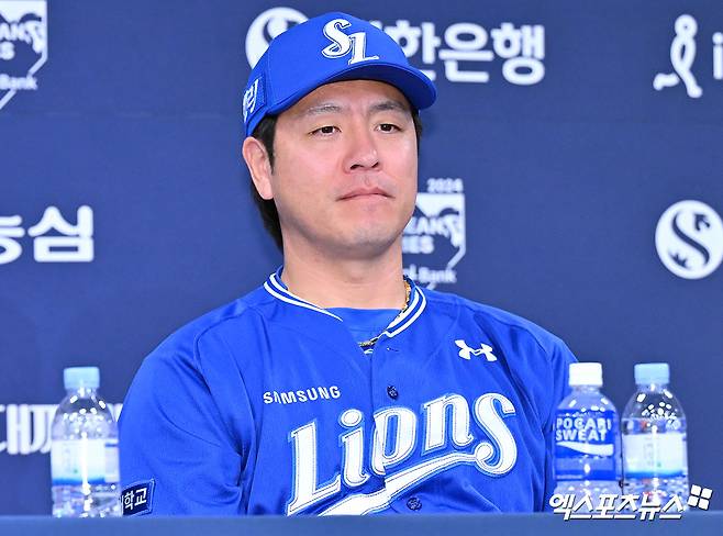 20일 오후 광주 라마다플라자 바이 윈덤 충장 호텔 라벤더홀에서 열린 '2024 신한 SOL Bank KBO 한국시리즈' 미디어데이, 삼성 강민호가 미디어데이 질문 답변을 준비하고 있다. 광주, 김한준 기자