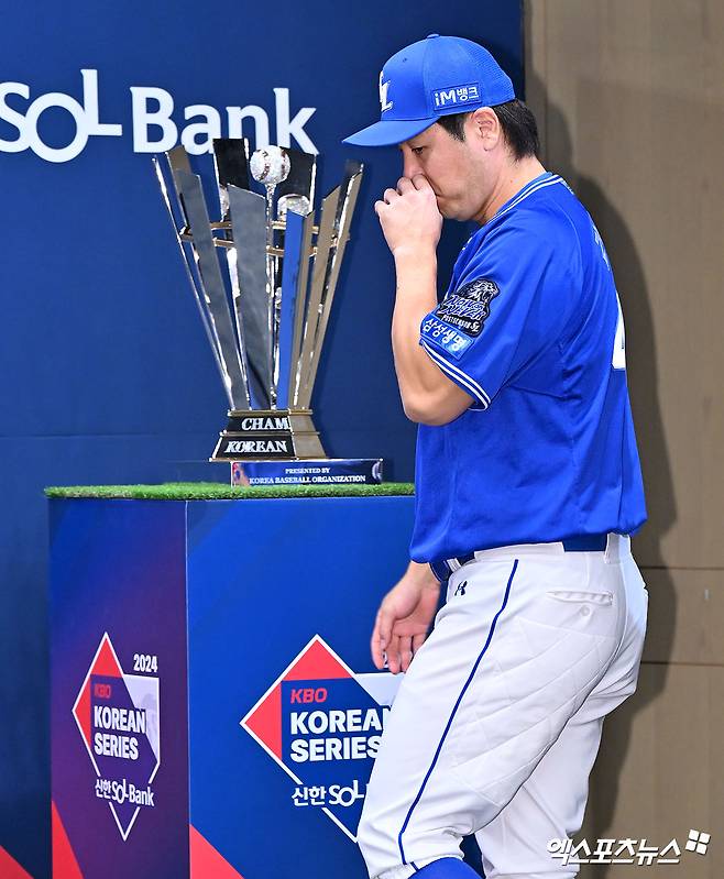 20일 오후 광주 라마다플라자 바이 윈덤 충장 호텔 라벤더홀에서 열린 '2024 신한 SOL Bank KBO 한국시리즈' 미디어데이, 삼성 강민호가 입장하고 있다. 광주, 김한준 기자