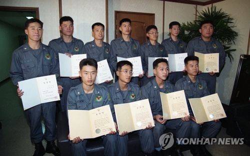 표창받은 성수대교 의경들 1994년 성수대교 붕괴 참사 당시 20여명을 구해낸 공로로 서울지방경찰청에서 표창을 받은 의경들. 아랫줄 왼쪽 첫 번째가 이경재 씨. 1994.10.24 [본사 자료사진]