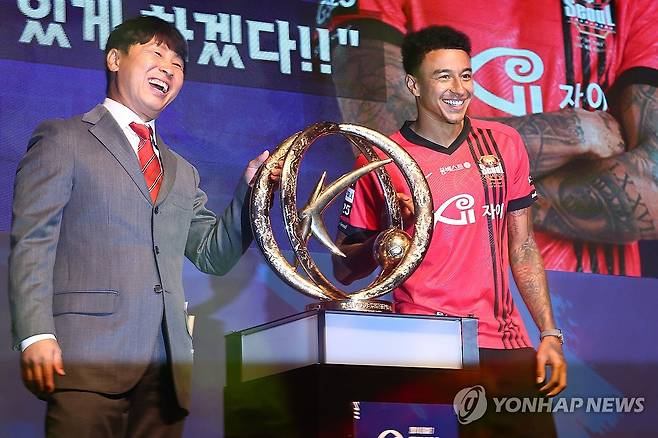 FC서울 '탐나는 우승 트로피' (서울=연합뉴스) 서대연 기자 = 16일 오후 서울 마포구 누리꿈스퀘어에서 열린 2024 K리그1 파이널 라운드 미디어데이 행사에서 FC서울 김기동 감독과 제시 린가드가 트로피와 함께 기념촬영을 하고 있다. 2024.10.16 dwise@yna.co.kr