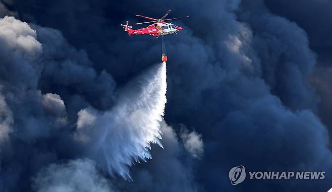 화재 진화하는 소방헬기 (인천=연합뉴스) 임순석 기자 = 20일 오전 인천 서구 왕길동 기계 제조 공장에서 화재가 발생해 소방헬기가 진화작업을 하고 있다. 2024.10.20 soonseok02@yna.co.kr