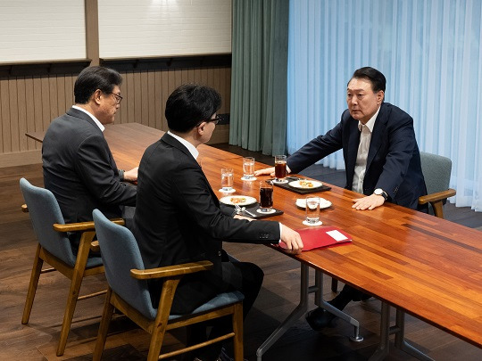 윤석열 대통령이 21일 서울 용산 대통령실 파인그라스에서 한동훈 국민의힘 대표와 면담을 하고 있다. 사진=뉴스1(대통령실 제공)