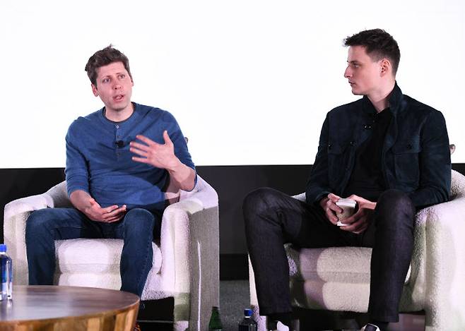 샘 올트먼(왼쪽)과 알렉스 블라니아(오른쪽).(사진=툴스포휴머니티)