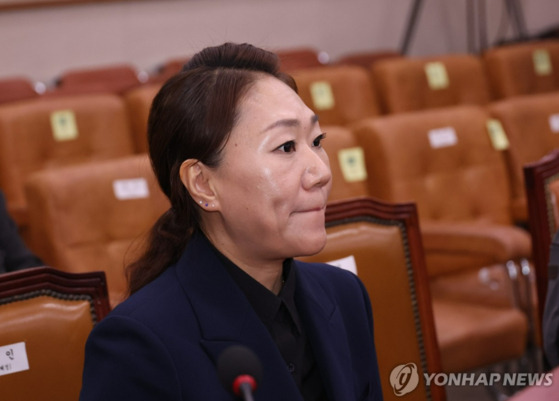 김건희 여사의 '공천개입 의혹'을 제기한 강혜경 씨가 21일 국회에서 열린 법제사법위원회의 대검찰청 대상 국정감사에서 증인으로 출석해 있다. 〈사진=연합뉴스〉