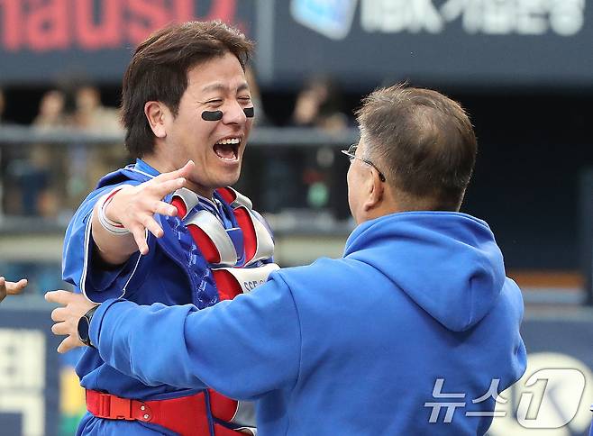 19일 오후 서울 송파구 잠실야구장에서 열린 프로야구 '2024 신한 SOL 뱅크 KBO 포스트시즌' 플레이오프 4차전 삼성 라이온즈와 LG 트윈스의 경기에서 승리하며 한국시리즈행이 확정된 삼성 강민호가 유정근 대표이사와 포옹을 하고 있다. 이날 경기는 삼성이 LG를 상대로 1-0으로 승리했다. 2024.10.19/뉴스1 ⓒ News1 임세영 기자