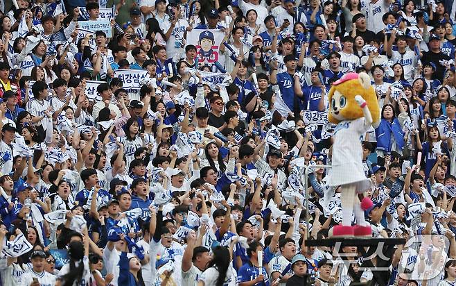 13일 오후 대구 삼성라이온즈파크에서 열린 프로야구 '2024 신한 SOL 뱅크 KBO 포스트시즌' 플레이오프 1차전 LG 트윈스와 삼성 라이온즈의 경기, 3루 삼성 응원단이 열띤 응원을 펼치고 있다. 2024.10.13/뉴스1 ⓒ News1 김진환 기자