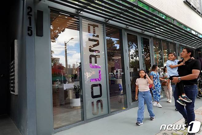 시민들이 2023년 2월22일 플로리다주 마이애미에 위치한 솔라나 스페이스 매장을 지나가고 있다. ⓒ AFP=뉴스1 ⓒ News1