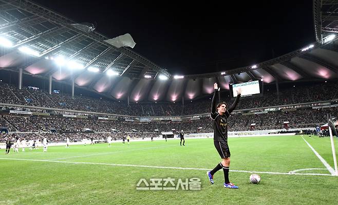 20일 서울월드컵경기장에서 FC 스피어와 쉴드 유나이티드의 ‘2024 넥슨 아이콘 매치’가 펼쳐지는 가운데 카카가 6만 명이 넘는 관중을 향해 인사를 하고 있다. 2024. 10. 20.  박진업 기자 upandup@sportsseoul.com