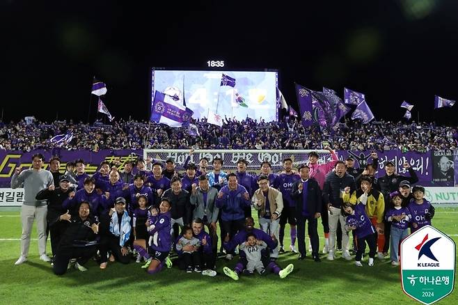 안양 선수들이 20일 부산전에서 승리한 뒤 단체 사진을 촬영하고 있다. 사진 | 한국프로축구연맹