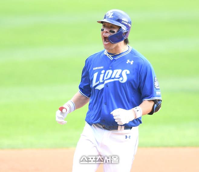 삼성 강민호가 19일 잠실구장에서 열린 LG와 2024 KBO 플레이오프 4차전 8회초 좌중월 홈런을 날린 후 환호하고 있다. 잠실 | 최승섭기자 thunder@sportsseoul.com