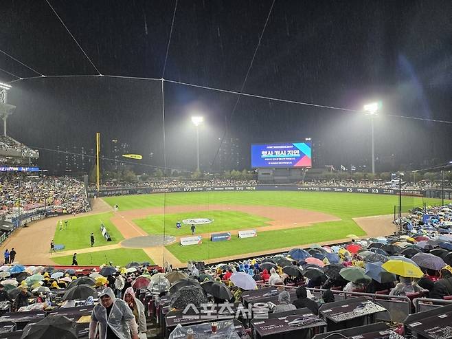 KIA와 삼성이 21일 광주-기아 챔피언스 필드에서 2024 KBO 한국시리즈 1차전을 치르는 가운데 경기 전 비가 내리면서 시작하지 못하고 있다. 광주 | 김동영 기자 raining99@sportsseoul.com