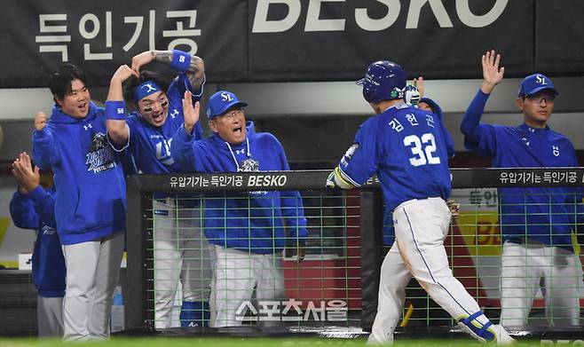 삼성 김헌곤이 21일 광주-기아 챔피언스 필드에서 열린 KIA와 2024 KBO 한국시리즈 1차전 6회초 우월홈런을 날린 후 동료들과 환호하고 있다. 광주 | 최승섭기자 thunder@sportsseoul.com