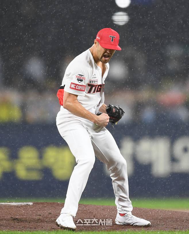 KIA 선발투수 네일이 21일 광주기아챔피언스필드에서 열린 삼성과 2024 KBO 한국시리즈 1차전 1회초 2사2,3루 상대 김영웅을 삼진처리한 후 환호하고 있다.  2024. 10. 21. 광주 | 최승섭기자 thunder@sportsseoul.com