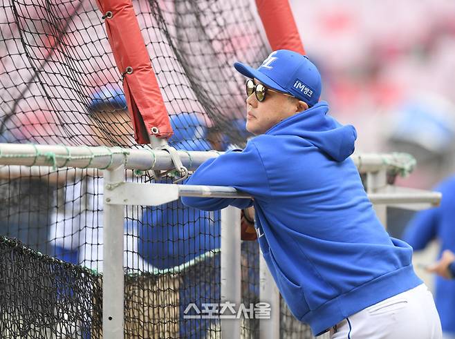 삼성 박진만 감독이 21일 광주-기아 챔피언스 필드에서 열리는 KIA와 2024 KBO 한국시리즈 1차전 앞서 선수들의 훈련을 지켜보고 있다. 광주 | 최승섭기자 thunder@sportsseoul.com