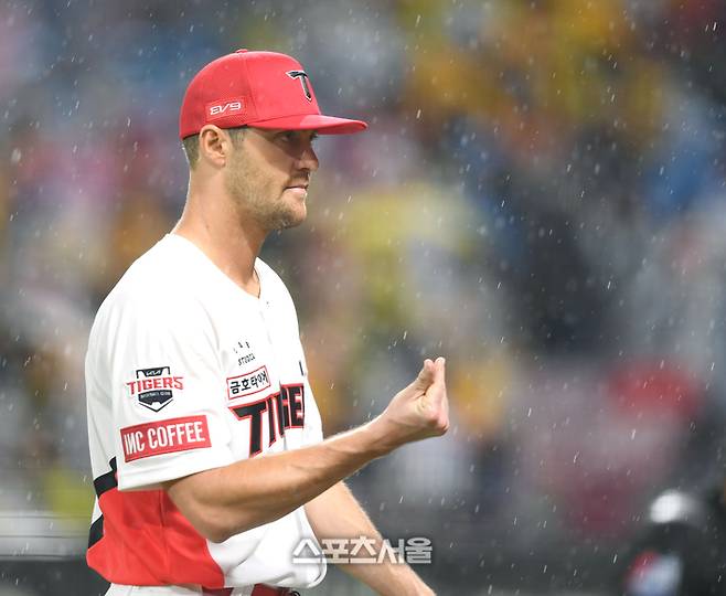 KIA 투수 네일이 21일 광주-기아 챔피언스 필드에서 열린 삼성과 2024 KBO 한국시리즈 1차전 5회 투구 후 덕아웃으로 들어오며 하트를 만들어 보이고 있다. 광주 | 최승섭기자 thunder@sportsseoul.com