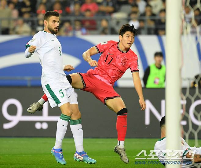 2026 FIFA 북중미월드컵 아시아 지역 3차 예선 B조 4차전 대한민국과 이라크의 경기가 용인미르스타디움에서 열렸다. 배준호가 슈팅을 시도하고 있다. 용인=박재만 기자 pjm@sportschosun.com/2024.10.15/