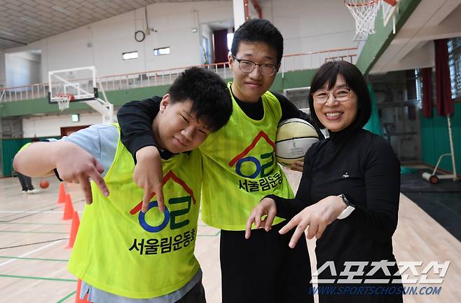 2024서울림운동회·통합스포츠클럽이 17일 경기고등학교에서 열렸다. 이명순 특수교사(오른쪽)가 호연이(가운데), 영우(왼쪽)와 함께 서울림운동회 시그니처 V포즈를 취하고 있다. 박재만 기자 pjm@sportschosun.com/2024.10.17/