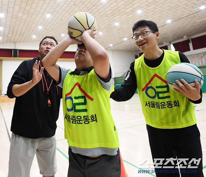 2024서울림운동회·통합스포츠클럽이 17일 경기고등학교에서 열렸다. 조정훈 생활지도부장이 호연, 영우 등 학생들과 골밑슛 릴레이 훈련을 함께 하며 격려하고 있다. 박재만 기자 pjm@sportschosun.com/2024.10.17/