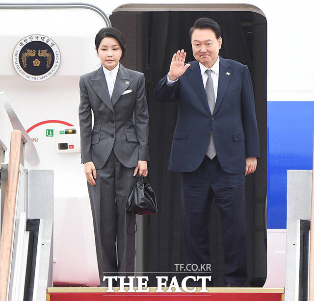 윤석열 대통령과 김건희 여사가 6일 오전 경기 성남시 서울공항에서 필리핀, 싱가포르 국빈 방문 및 라오스 아세안 정상회의를 위해 출국하며 인사하고 있다. /장윤석 기자