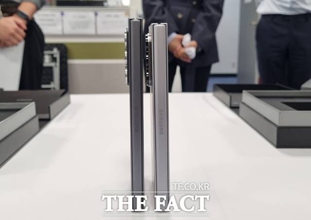 삼성전자가 21일 '갤럭시Z폴드' 시리즈 중 가장 얇고 가벼운 '갤럭시Z폴드 스페셜 에디션'(왼쪽)을 공개했다. 오른쪽은 지난 7월 출시한 '갤럭시Z폴드6'. /이성락 기자