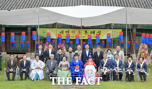 충남 공주시가 지난 19일 공주 선화당에서 시민 전통혼례식을 갖고 단체 기념촬영을 하고 있다./공주시