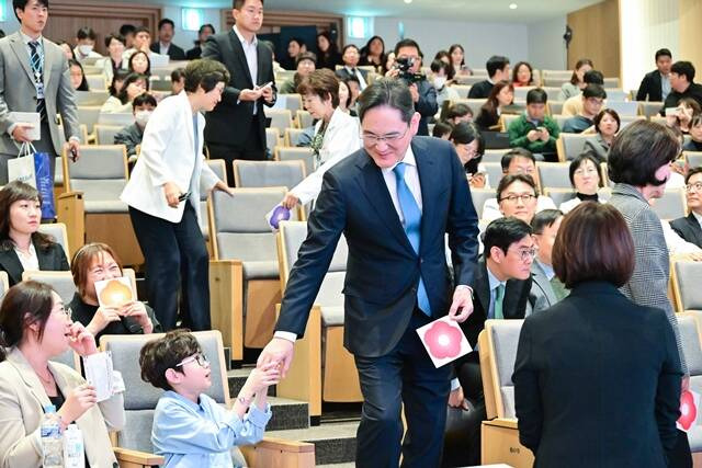 이재용 삼성전자 회장이 21일 서울 종로구 서울대어린이병원에서 열린 '이건희 소아암·희귀질환 극복 사업, 함께 희망을 열다 미래를 열다' 행사에 참석해 환아와 인사를 나누고 있다. /삼성